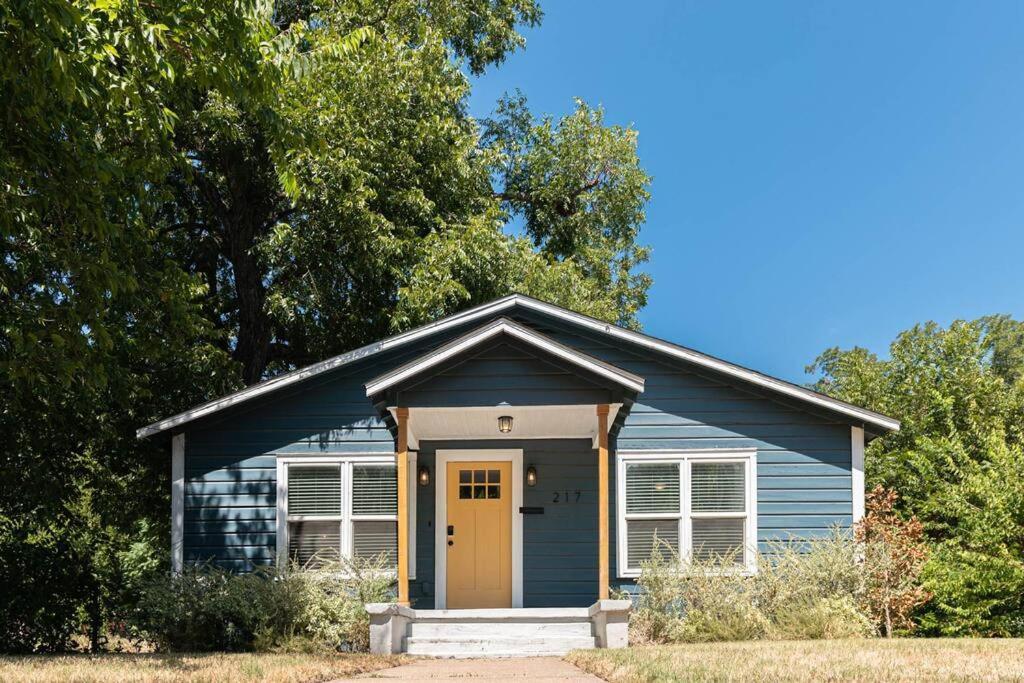 Escape To A Restored 1920S East Waco Bungalow Exterior photo